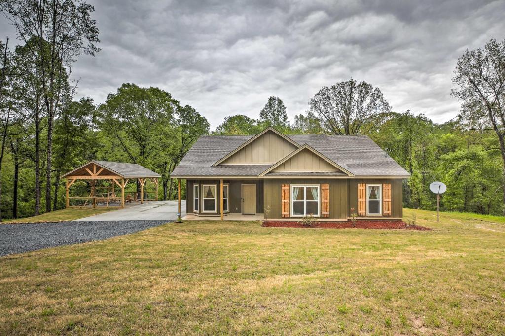 Tallassee Creekside Cabin with Forest Views!